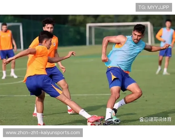 球星在训练中刻苦练习罕见技巧，队友为其点赞